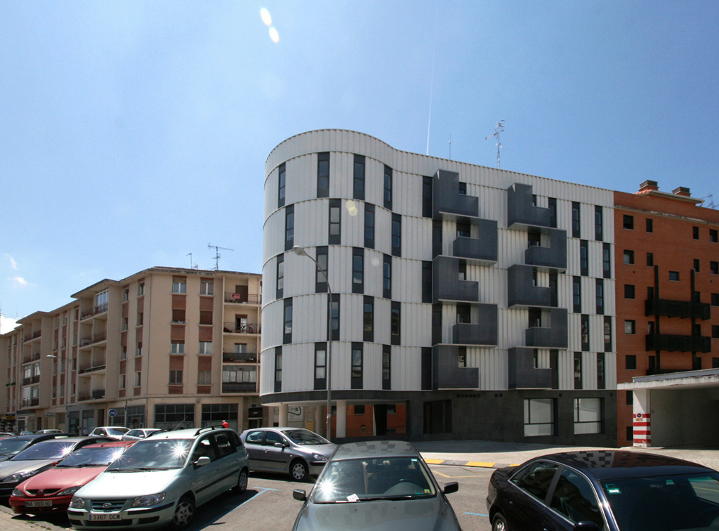 Edificio dotacional de 25 apartamentos tutelados dobles en el Barrio de La Milagrosa, Pamplona.
